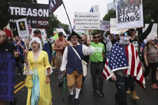 Масові протести проти політики Трампа охопили США: тисячі людей вийшли на вулиці з гаслом “Без королів”