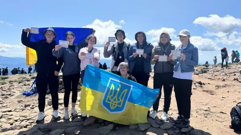 Свідоцтва на висоті 2061 метр: випускники з Житомирщини підкорили Говерлу замість ресторану
