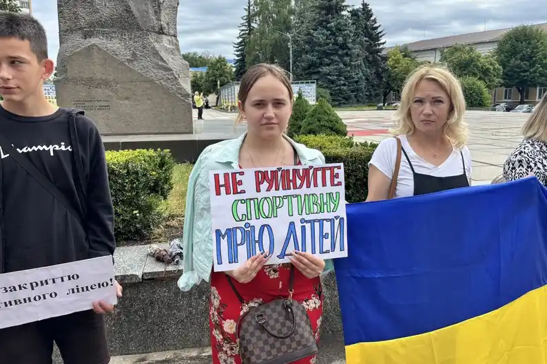 У Житомирі протестували проти реорганізації Бердичівського спортліцею у військовий заклад