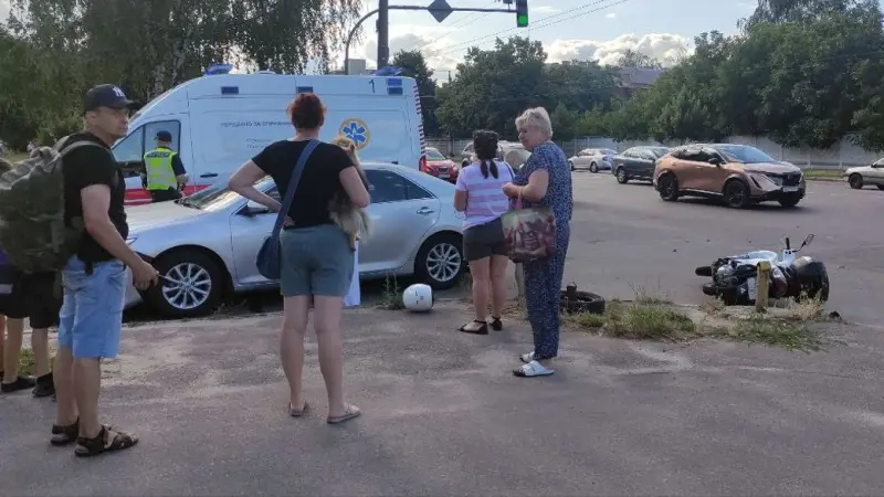 У Житомирі зіткнулися легковик і мотоцикл: 39-річного мотоцикліста госпіталізували