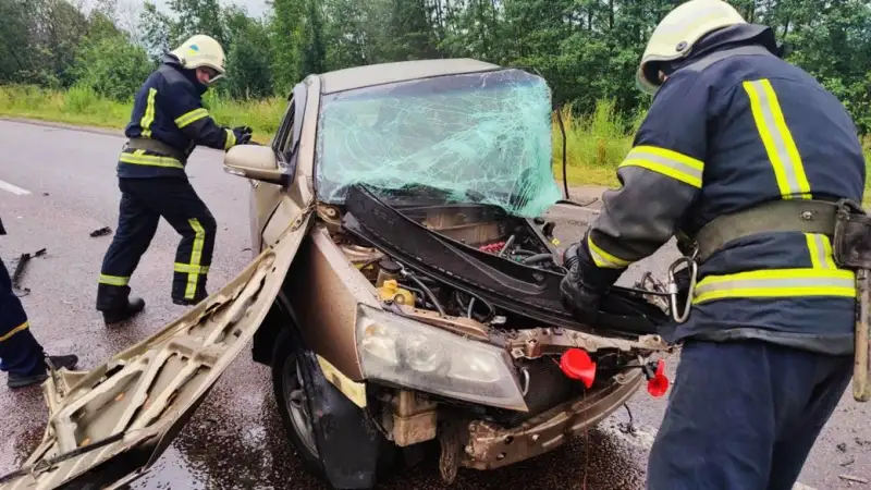 На Житомирщині внаслідок зіткнення двох легковиків рятувальники визволяли водія з понівеченої автівки