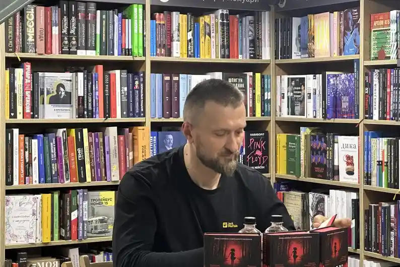 “Гріх на душу”: Мартин Якуб представив у Житомирі новий роман про вбивство, село і поколіннєві травми
