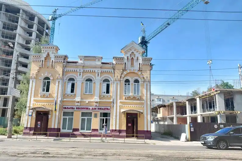 У центрі Житомира зводять 17-поверхівку поруч із історичною бібліотекою: містяни та експерти б’ють на сполох