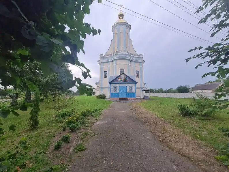 На Житомирщині віряни ПЦУ молилися під дощем біля закритого храму через конфлікт з УПЦ (МП)